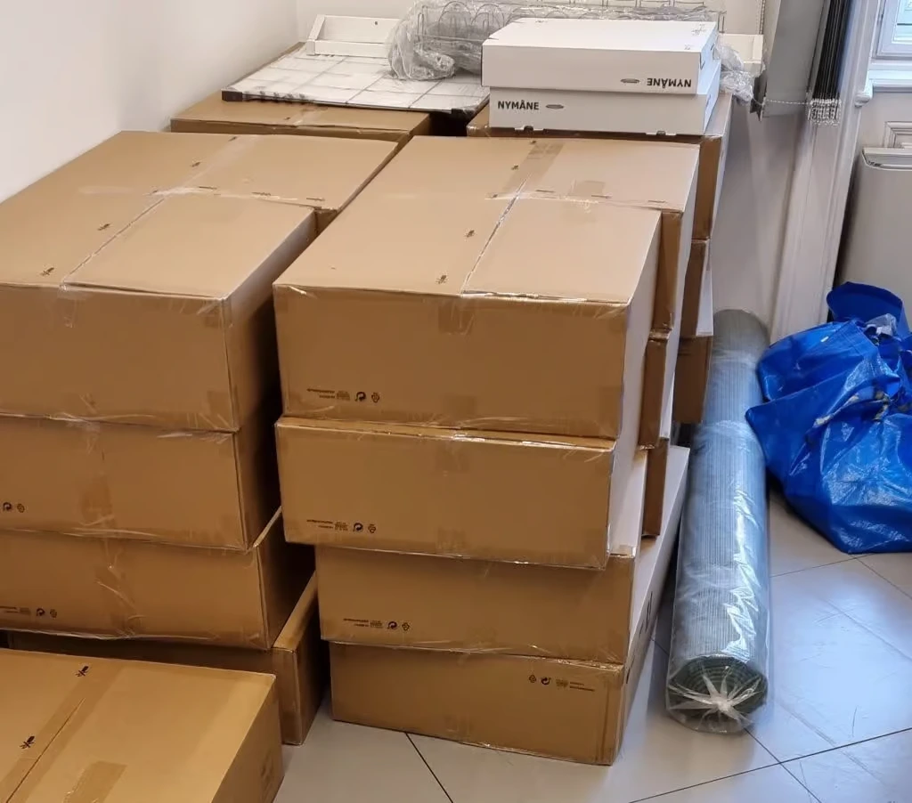 Verpackte und gesicherte Kartons bei einem Büroumzug in Wien