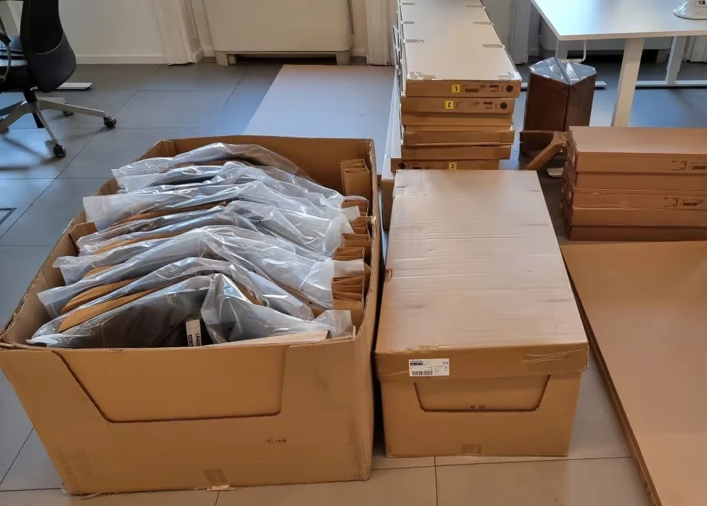 Büroumzug Wien: demontierte und verpackte Tische sowie Sessel