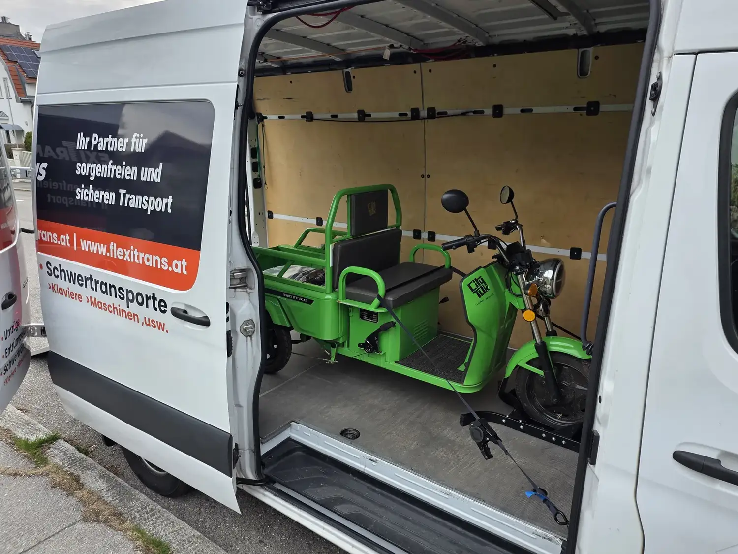 E-Fahrzeug gesichert im FlexiTrans-Transporter