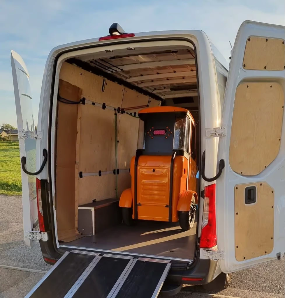 Motorrad / E-Fahrzeug in einem geschlossenen Transporter