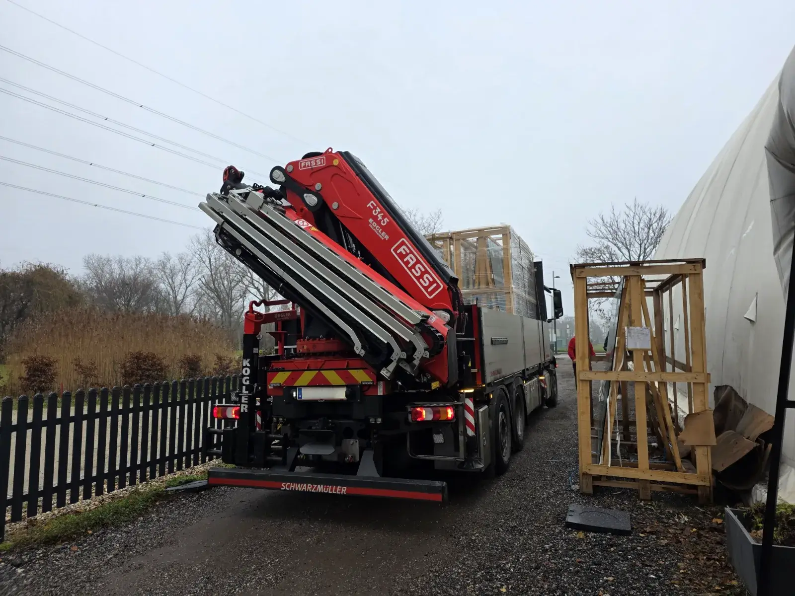 Schwere Maschine gesichert auf dem Transportwagen