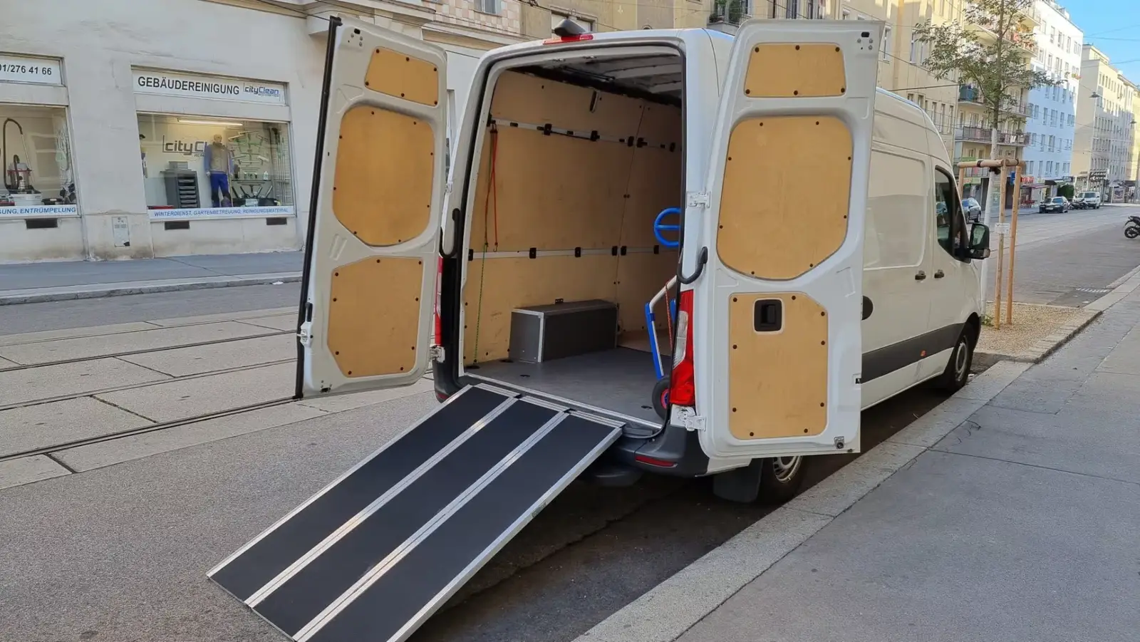 Transporter mit Laderampe für Schwertransporte