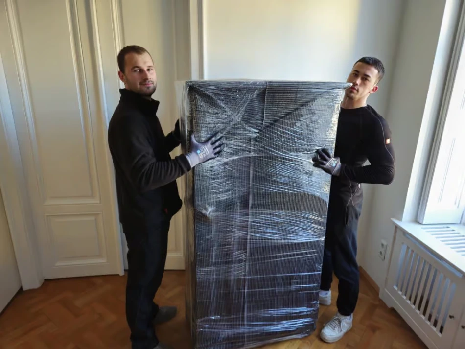 FlexiTrans-movers tragen einen verpackten Schrank
